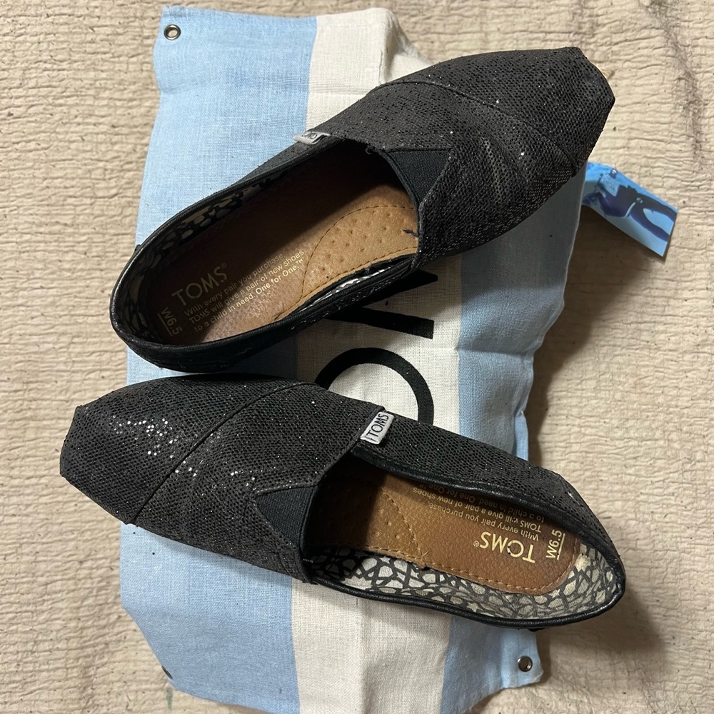 Toms Black Flats Versatile Suede Loafers